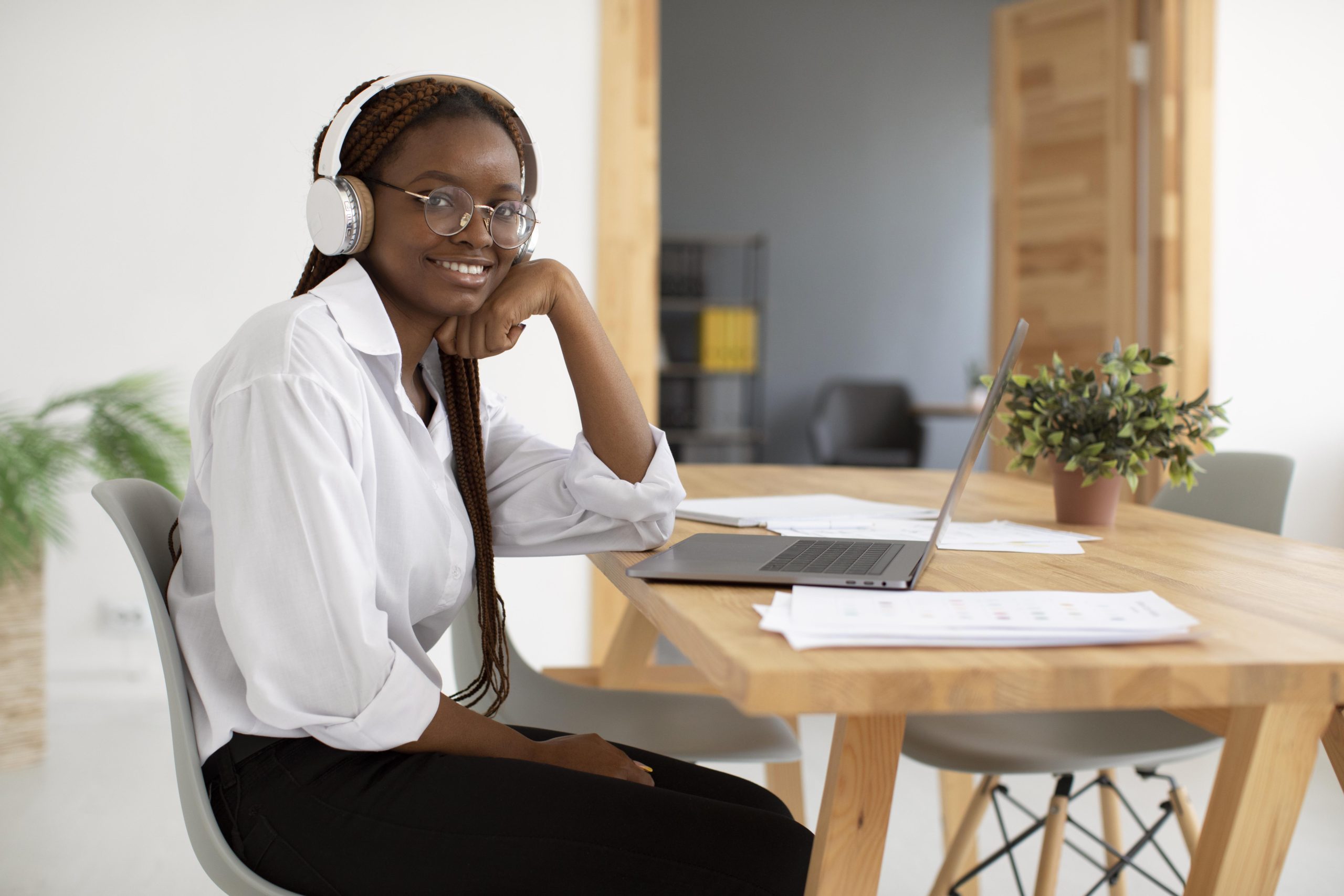 young-woman-working-with-her-headphones independant-contractor